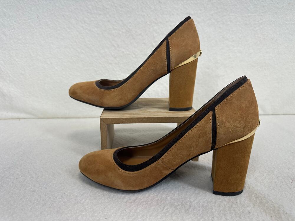 Tommy Hilfiger Women's Size 7 Emmie Suede Tan Chunky Heel Pumps Gold Accent NWOT